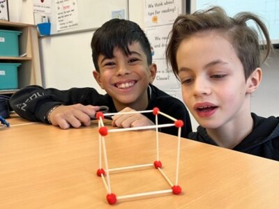 Foto des Albums: Einblicke in den Mathematikunterricht in der Klasse 3b:  Geometrie: Wir bauen Würfel.