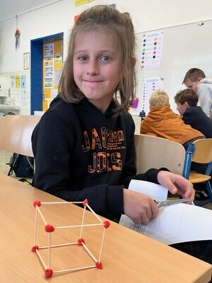 Foto des Albums: Einblicke in den Mathematikunterricht in der Klasse 3b:  Geometrie: Wir bauen Würfel.
