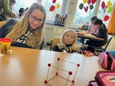 Foto des Albums: Einblicke in den Mathematikunterricht in der Klasse 3b:  Geometrie: Wir bauen Würfel.