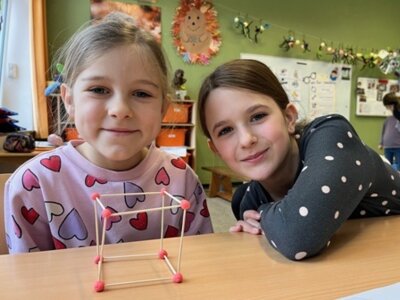 Foto des Albums: Einblicke in den Mathematikunterricht in der Klasse 3b:  Geometrie: Wir bauen Würfel.