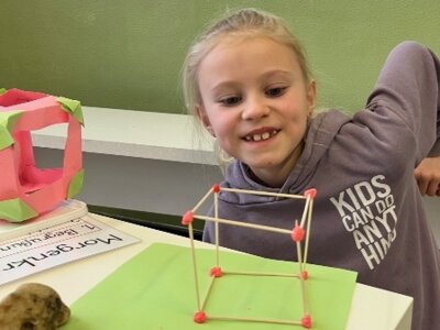 Foto des Albums: Einblicke in den Mathematikunterricht in der Klasse 3b:  Geometrie: Wir bauen Würfel.