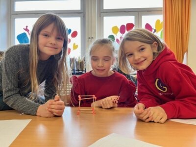 Foto des Albums: Einblicke in den Mathematikunterricht in der Klasse 3b:  Geometrie: Wir bauen Würfel.