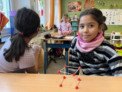 Foto des Albums: Einblicke in den Mathematikunterricht in der Klasse 3b:  Geometrie: Wir bauen Würfel.