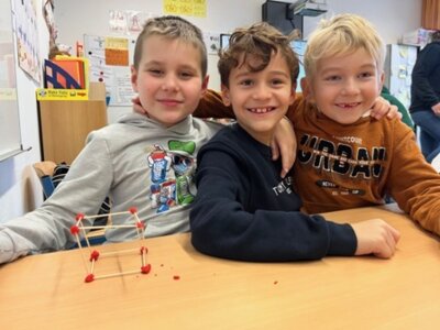 Foto des Albums: Einblicke in den Mathematikunterricht in der Klasse 3b:  Geometrie: Wir bauen Würfel.