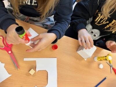 Foto des Albums: Einblicke in den Mathematikunterricht in der Klasse 3b:  Geometrie: Wir bauen Würfel.