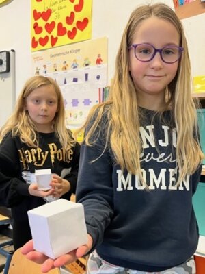 Foto des Albums: Einblicke in den Mathematikunterricht in der Klasse 3b:  Geometrie: Wir bauen Würfel.