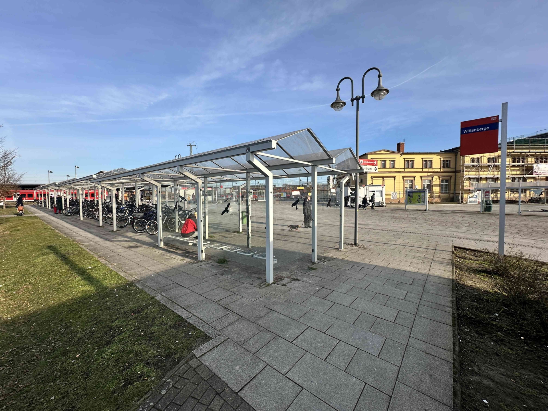 Bild: Der bestehende Fahrradstellplatz wird zurückgebaut, da sich hier künftig die Zufahrt für Fahrradfahrer zum neuen Fahrradparkhaus befinden wird