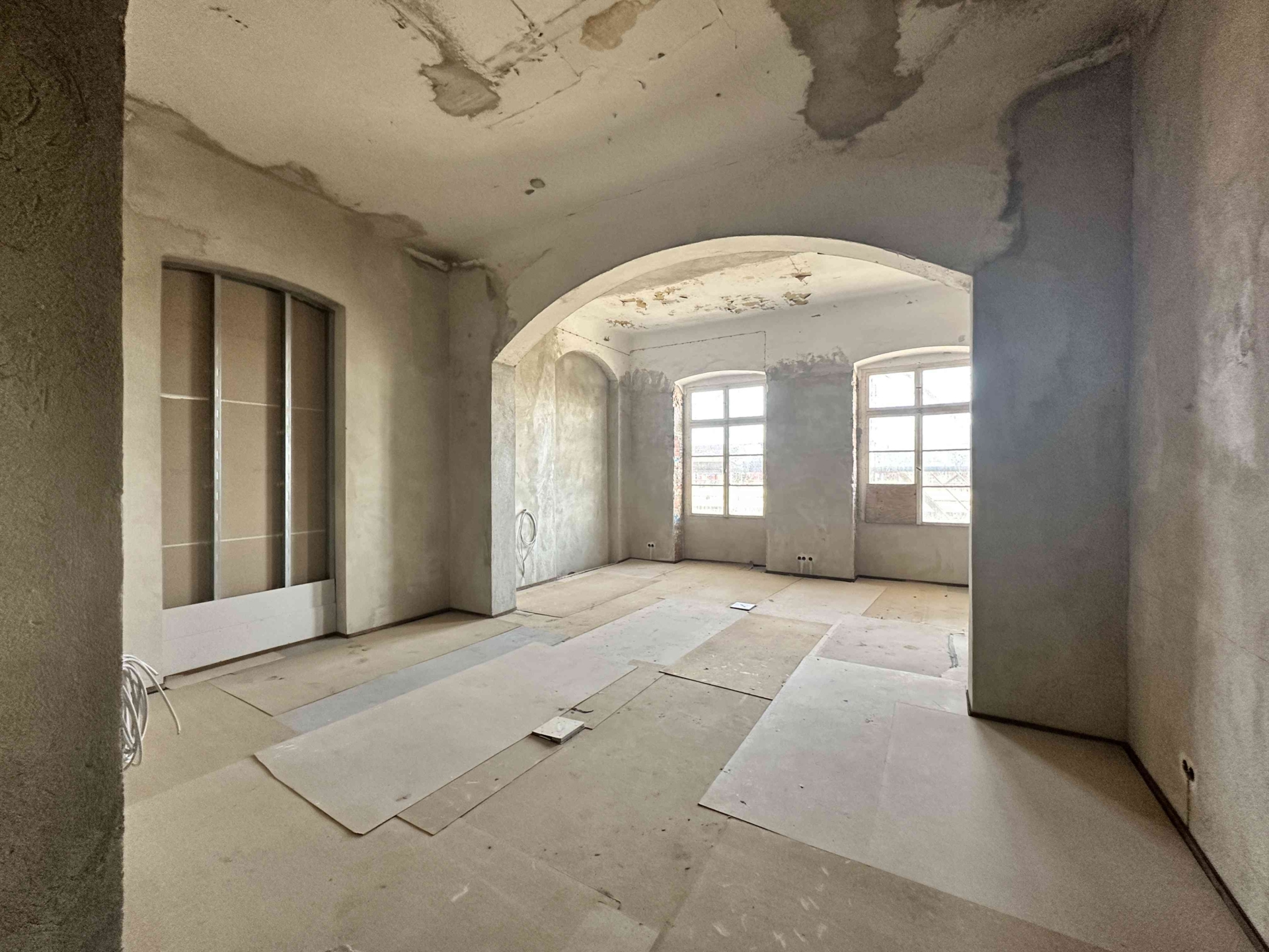 Bild: Blick in die entstehenden Räumlichkeiten im Erdgfeschoss des Bahnhofempfangsgebäudes