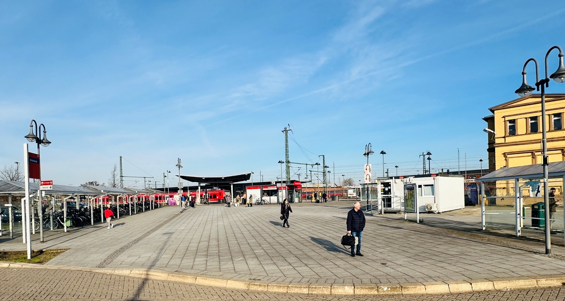 Bild: Der Vorplatz, der zur Unterführung der Bahnsteige führt soll neu gestaltet werden