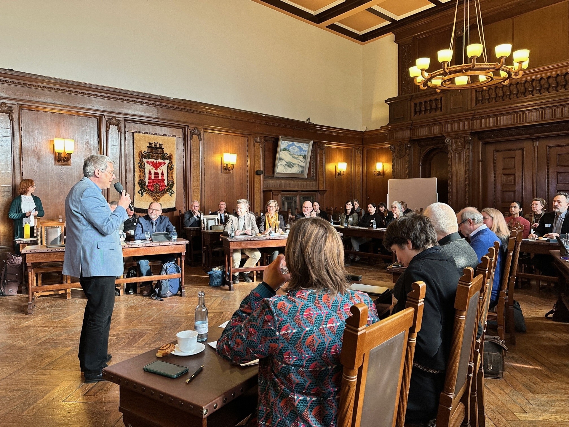 Bild: Bürgermeister Dr. Oliver Hermann begrüßte die Teilnehmerinnen und Teilnehmer im Rathaus