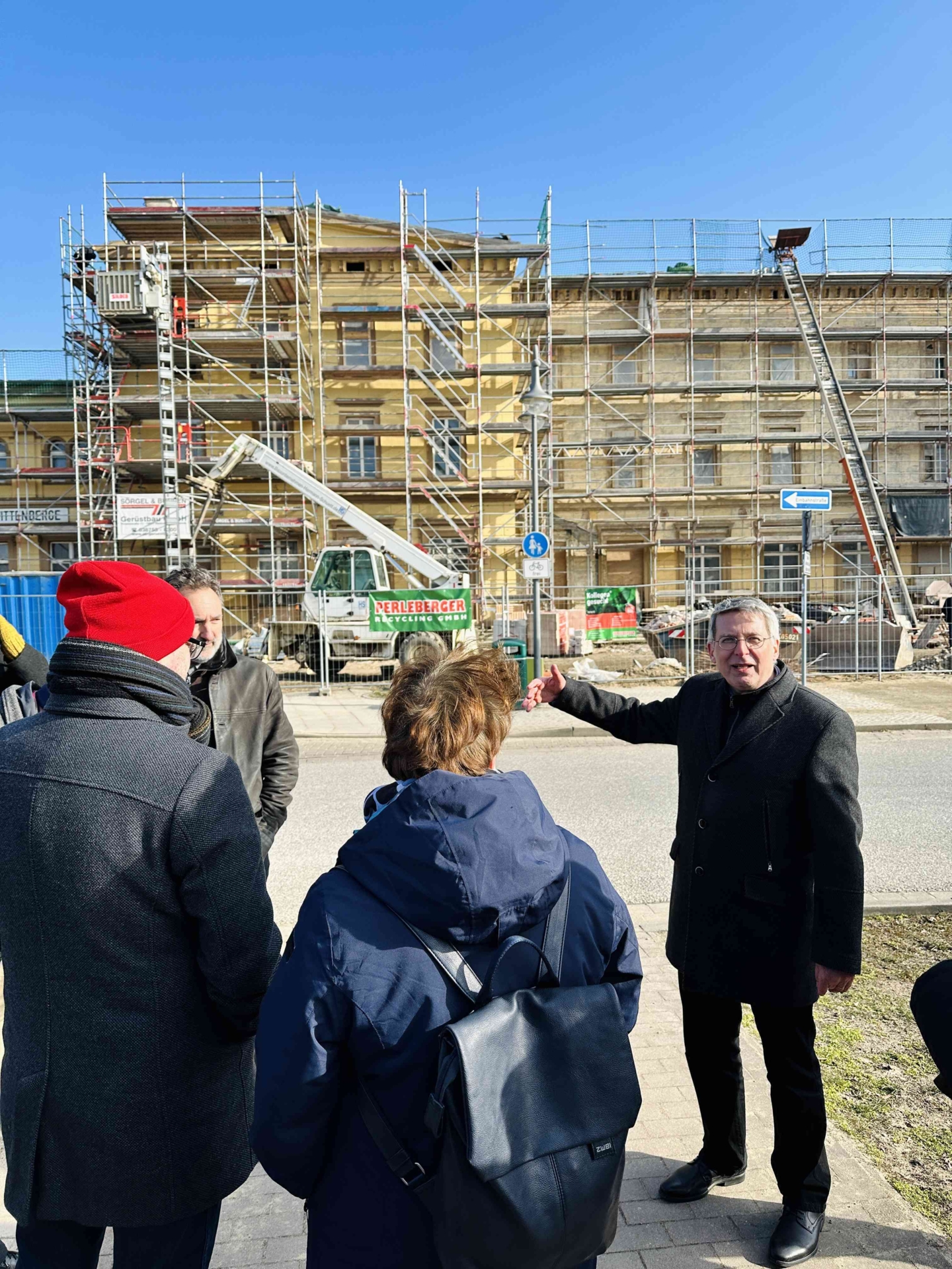 Bild: Der Stadtspaziergang führte die Teilnehmerinnen und Teilnehmer des Treffens unter ins Jahnschulviertel und zum Bahnhofsempfangsgebäude