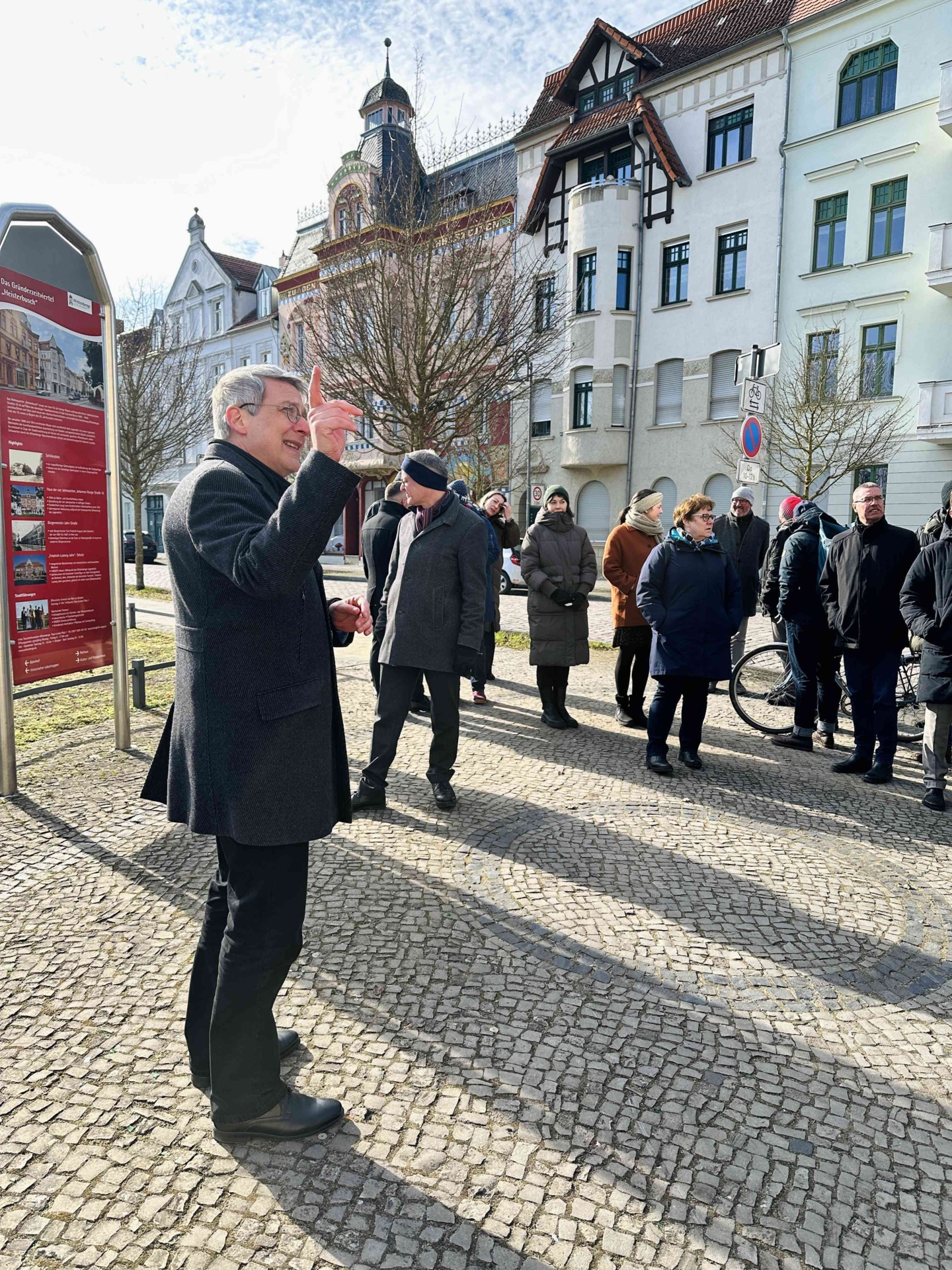 Bild: Der Stadtspaziergang führte die Teilnehmerinnen und Teilnehmer des Treffens unter ins Jahnschulviertel und zum Bahnhofsempfangsgebäude