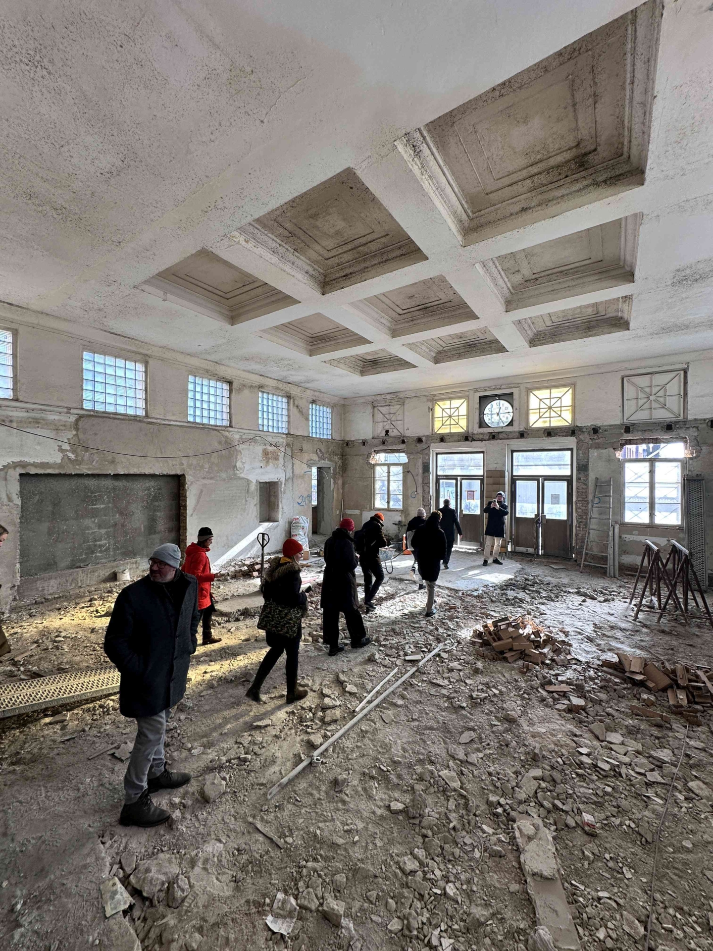 Bild: Der Stadtspaziergang führte die Teilnehmerinnen und Teilnehmer des Treffens unter ins Jahnschulviertel und zum Bahnhofsempfangsgebäude