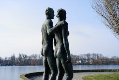 Skulptur Menschenpaar  (Bild vergr&ouml;&szlig;ern)