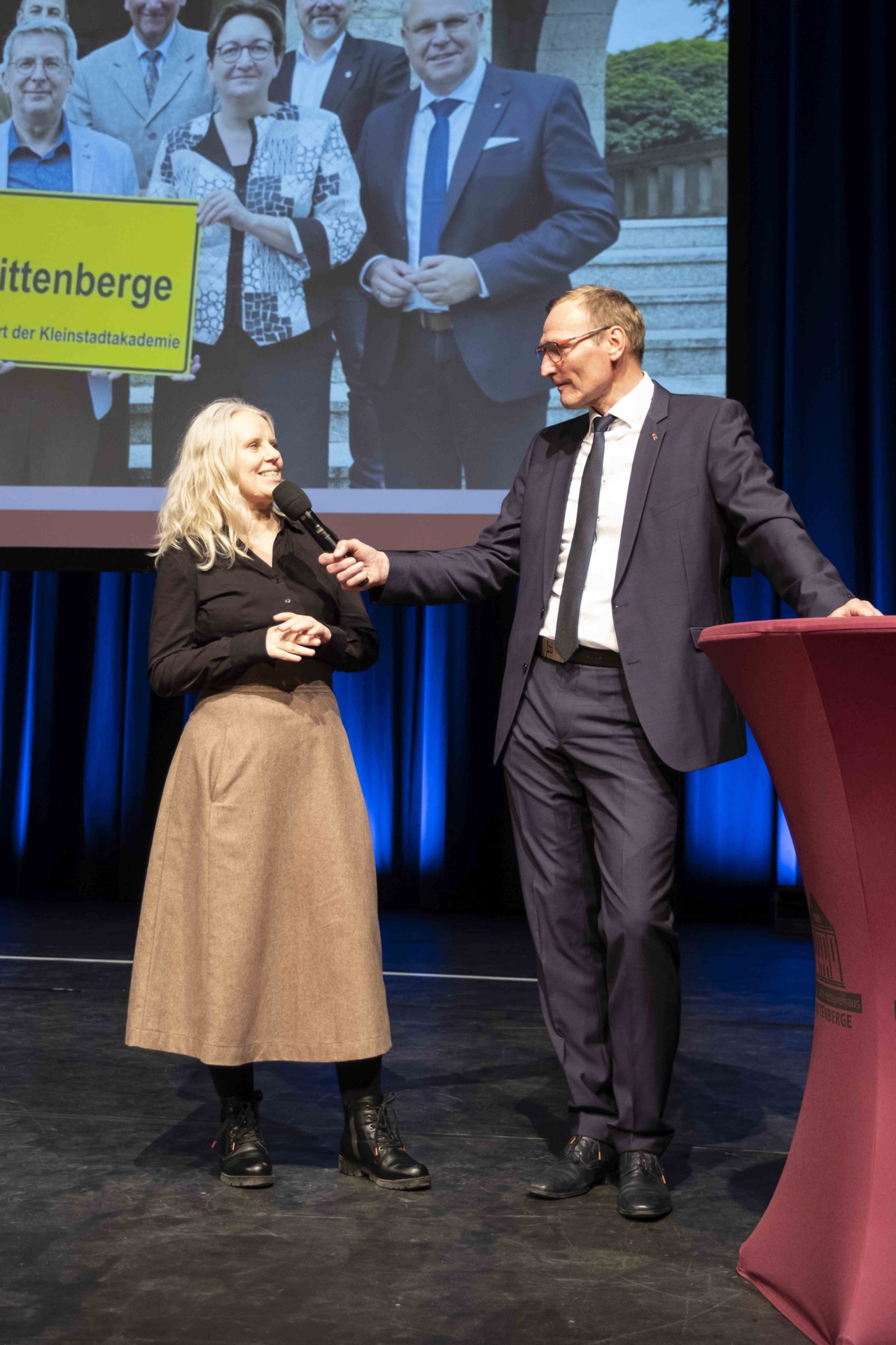 Bild: Siw Foge stellte im Gespräch mit Moderator Uwe Neumann das Projekt „Kleinstadtakademie“ vor