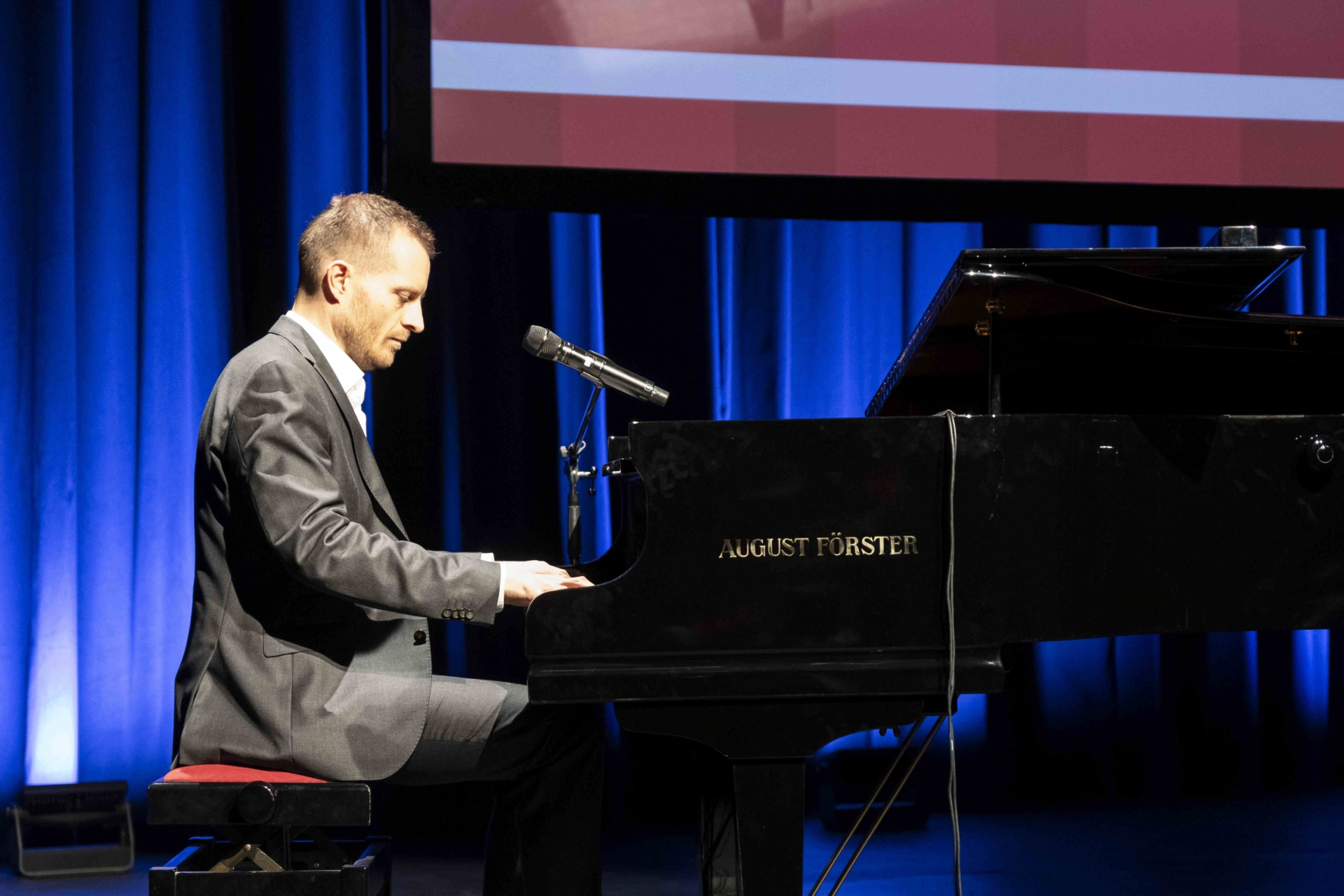 Bild: Sänger und Pianist Marian Hoffmann