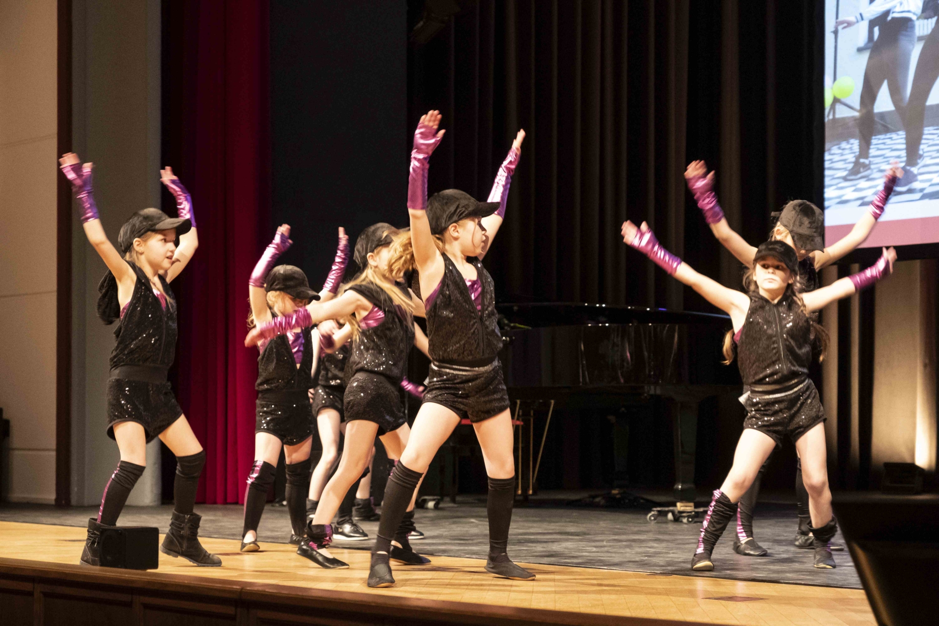 Bild: Tänzerinnen und Tänzer der Tanzschule Schier-Rösel