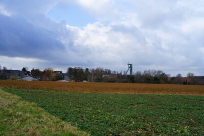 Hinter dem F&ouml;rderturm - unser Ziel  (Bild vergr&ouml;&szlig;ern)