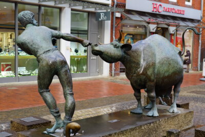 Hirtenbrunnen in der Fu&szlig;g&auml;ngerzone  (Bild vergr&ouml;&szlig;ern)