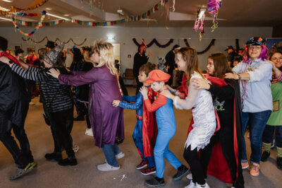 Foto des Albums: Förderschule geistige Entwicklung in Lübbenau: Faschingsparty mit prominenten Gästen