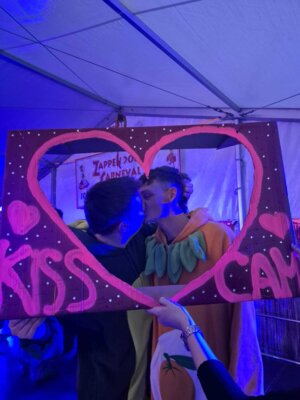 Foto des Albums: 40. Session - KissCam
