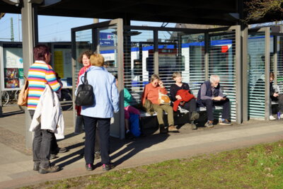 Warten in der Sonne - S-Bahn nach Hause  (Bild vergr&ouml;&szlig;ern)