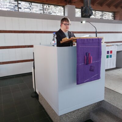 Henri Hirt liest in am Lesepult der Kirche. 