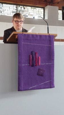 Henri Hirt liest in am Lesepult der Kirche. 