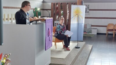 Henri Hirt liest in am Lesepult der Kirche. Rechts neben ihm sitzt seine Mutter Kirsten Erhardt. 