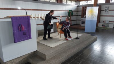 Henri Hirt stellt seine Mutter Kirsten Erhardt vor. 