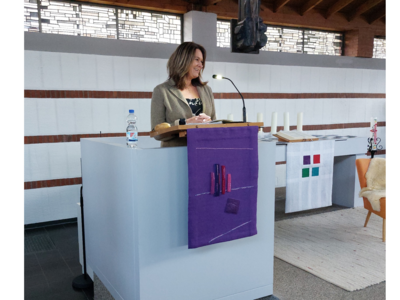 Die Erste Kreisbeigeordnete Angelika Beckenbach begr&uuml;&szlig;t das Publikum. 