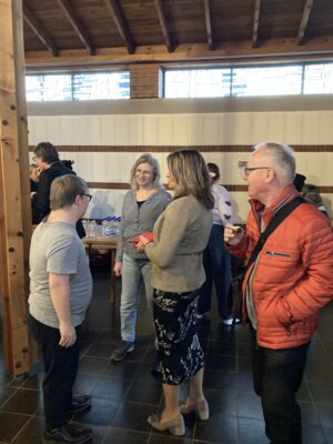 Die Besucher tauschen sich nach der Veranstaltung mit Henri Hirt und Angelika Beckenbach aus. 