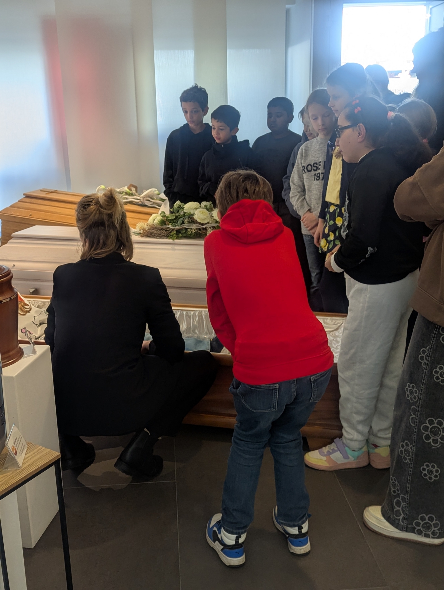 Bild: Probeliegen im Sarg