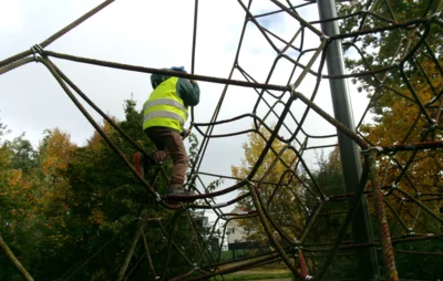 Besuch auf dem Spielplatz  (Bild vergr&ouml;&szlig;ern)