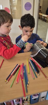 "Wir können die Stifte schon alleine anspitzen"  (Bild vergrößern)