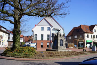 Steinhude - An der Friedenseiche  (Bild vergr&ouml;&szlig;ern)
