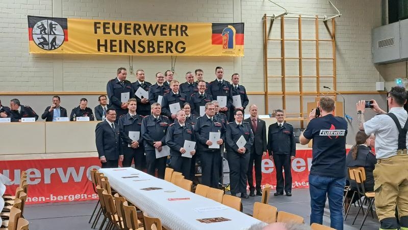 Bild: Gruppenbild der beförderten und ernannten Kräfte