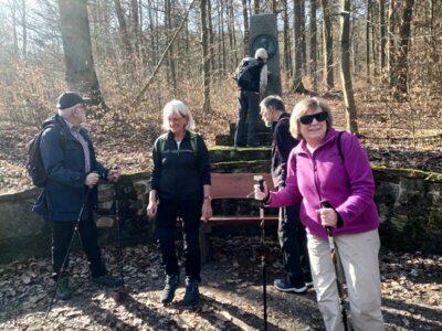 Am Heisedenkmal  (Bild vergr&ouml;&szlig;ern)