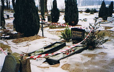 Foto des Albums: Zerstörter Friedhof