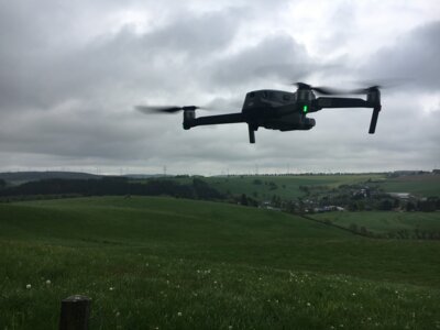 Drohne im Flug  (Bild vergr&ouml;&szlig;ern)