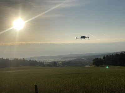 Drohne im Flug  (Bild vergr&ouml;&szlig;ern)