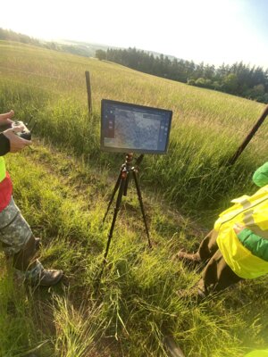 Helfer im Einsatz  (Bild vergr&ouml;&szlig;ern)