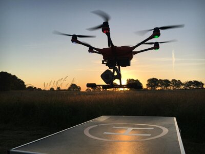 Drohne im Flug  (Bild vergr&ouml;&szlig;ern)