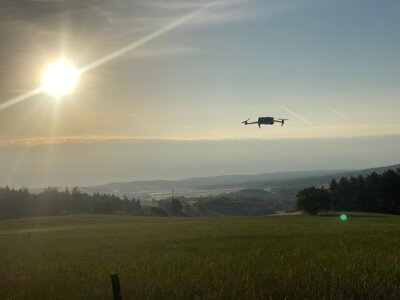 Drohne im Flug  (Bild vergr&ouml;&szlig;ern)