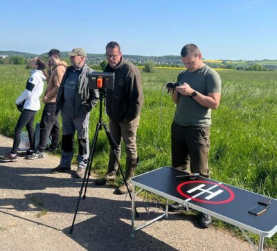 Helfer im Einsatz  (Bild vergr&ouml;&szlig;ern)