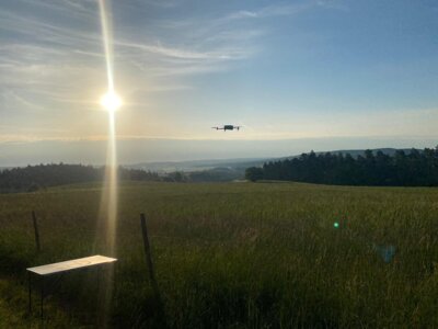 Drohne im Flug  (Bild vergr&ouml;&szlig;ern)
