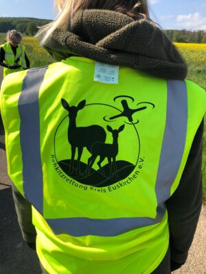 Helfer im Einsatz  (Bild vergr&ouml;&szlig;ern)