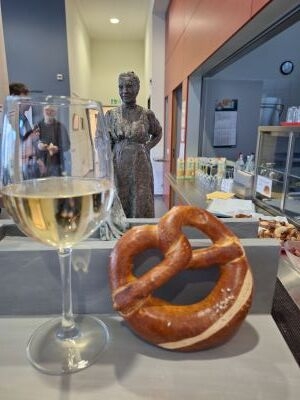 Bild: Waschfrau, Sekt und Brezel