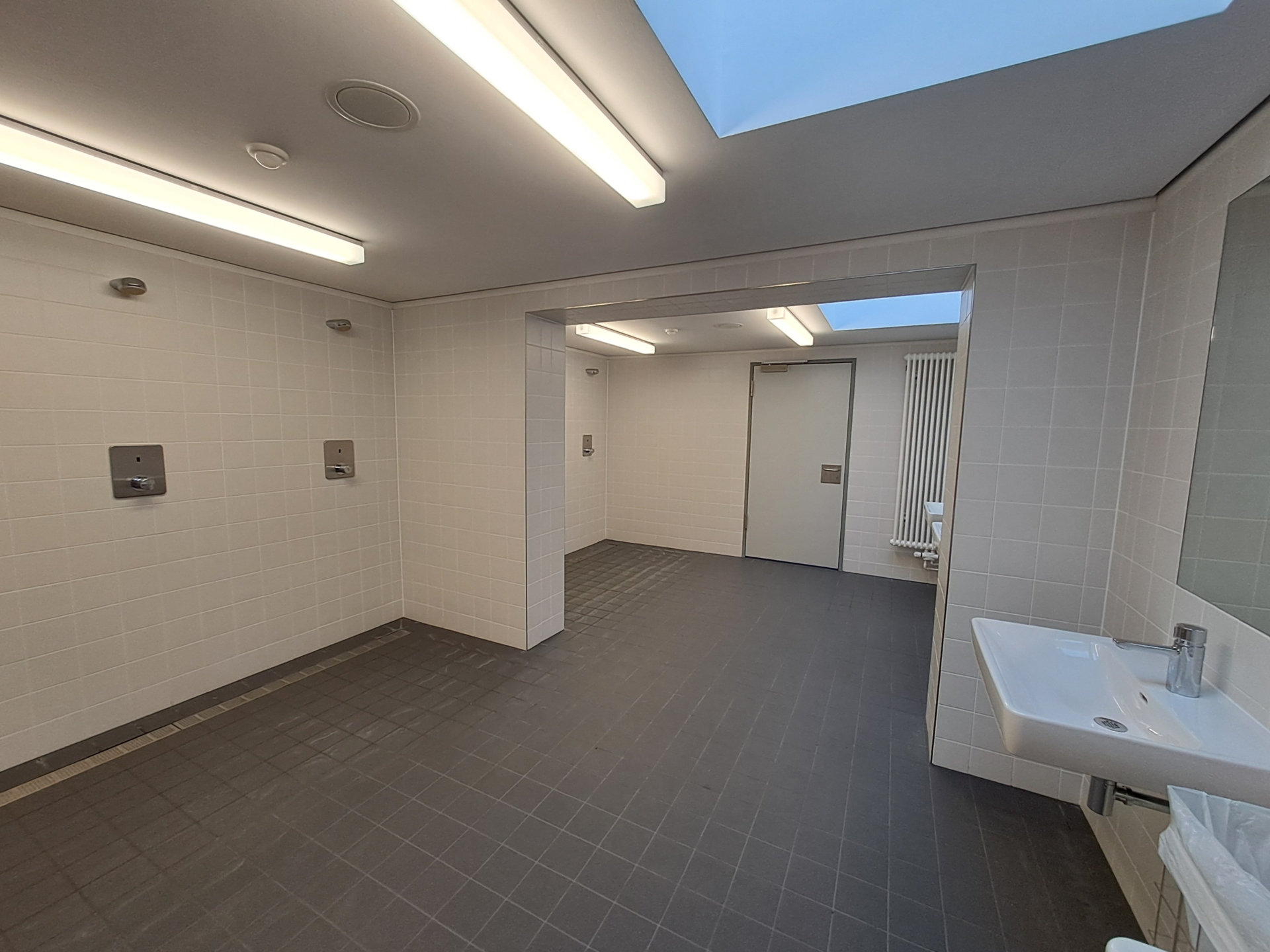 Bild: Duschen Sporthalle