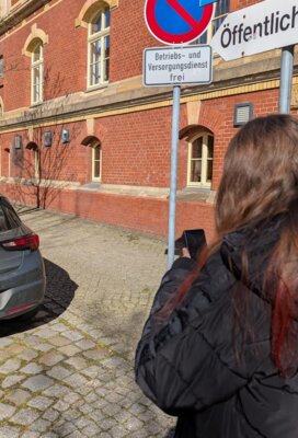 Bild: Schnell noch ein Beweisfoto sichern. Foto: Stadt Calau / Jan Hornhauer